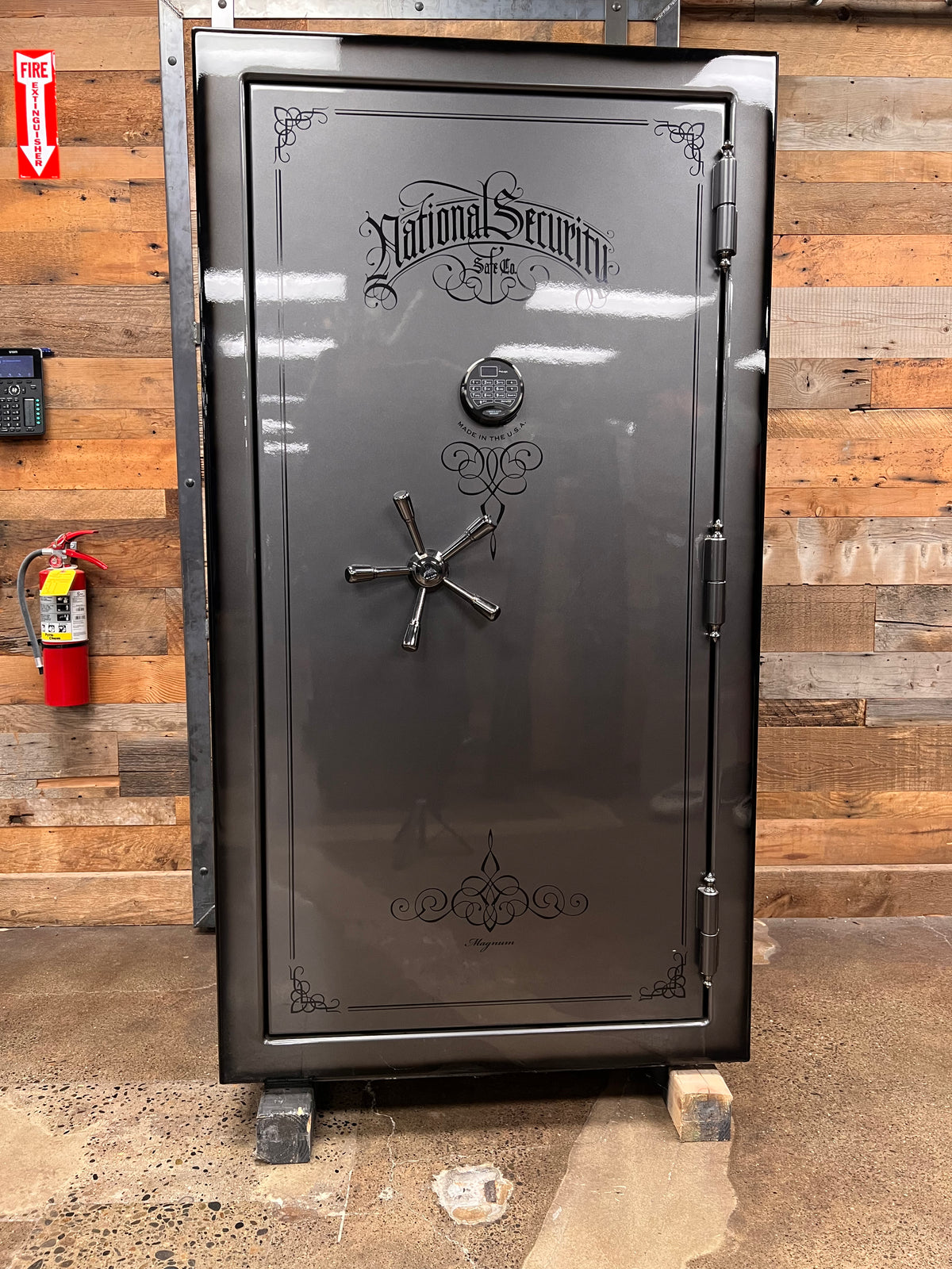 Magnum | 40 | Gray Two-Tone | Level 8 Security | 150 Minute Fire Protection (Clearance)