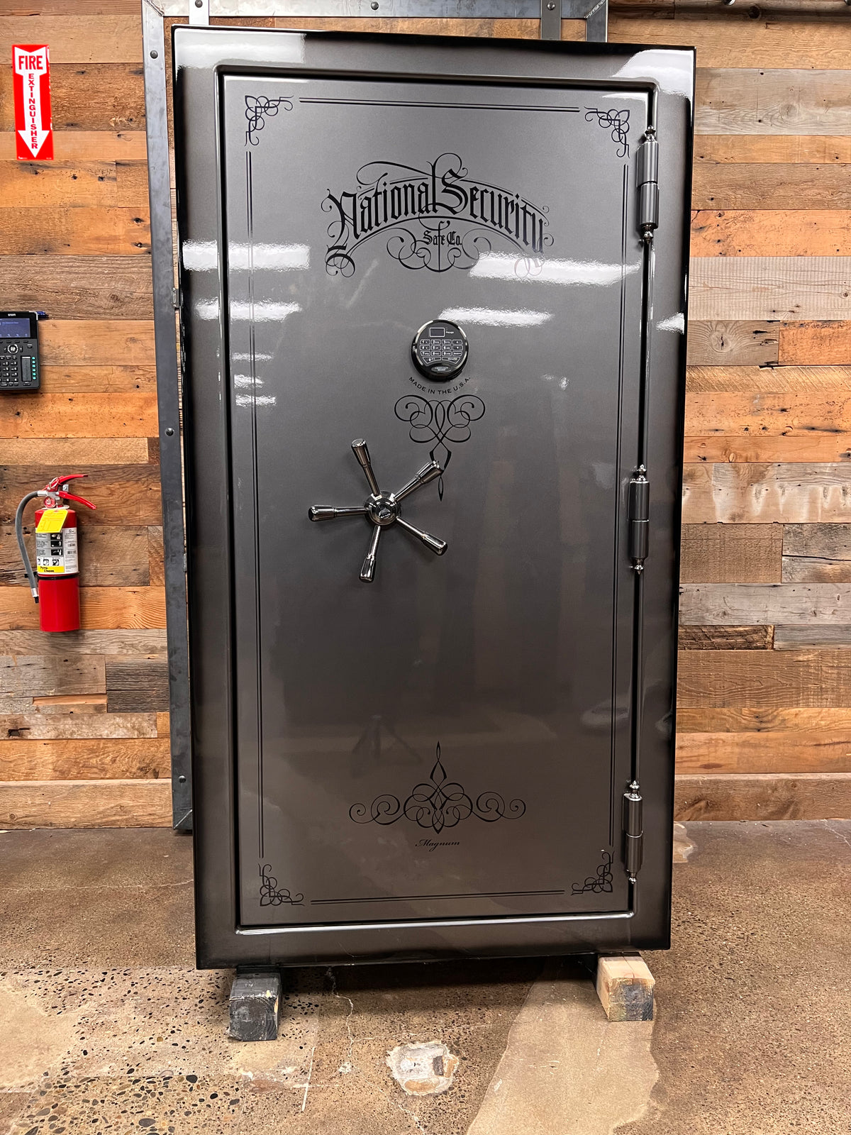 Magnum | 40 | Gray Two-Tone | Level 8 Security | 150 Minute Fire Protection (Clearance)